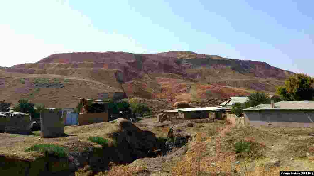 Жер көчкү түшкөн тилкеде 22 турак жай жайгашкан, бирок үйлөр жабыркаган эмес.&nbsp;