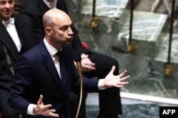 Fransiýanyň Ýewropa we daşary işler boýunça ministri Jean-Noel Barrot parlamentiň aşaky öýi - Milli Assambleýasynda hökümete berlen sowallara jogap berýär. Pariž, 1-nji aprel.