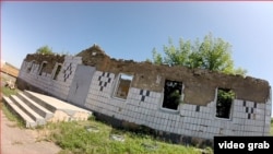 Зруйнований будинок в селі Петрівське, неподалік від Савур-Могили, на непідконтрольній Україні частині Донеччини