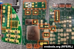 Электрычныя платы блёка кіраваньня з аскепкаў расейскай ракеты Іскандэр-К, што знайшлі ва Ўкраіне. Са словаў экспэрта у электроніцы і вайскоўца Узброеных сілаў Украіны, усе абведзеныя кандэнсатары — вытворчасьці віцебскага завода «Маналіт».
