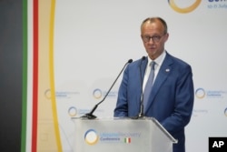 Германия канцлері Фридрих Мерц Украина мәселесіне арналған конференцияда сөйлеп тұр. Рим, 10 шілде, 2025 жыл.