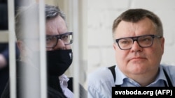 Віктар Бабарыка ў судзе 17 лютага 2021 (зьлева) і пад час перадвыбачай прэс-канфэрэнцыі 11 чэрвеня 2020. Каляж AFP(Belta)/svaboda.org