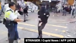 Один із правоохоронців дістав свій пістолет і вистрелив у протестувальника, Гонконг, 11 листопада 2019 року
