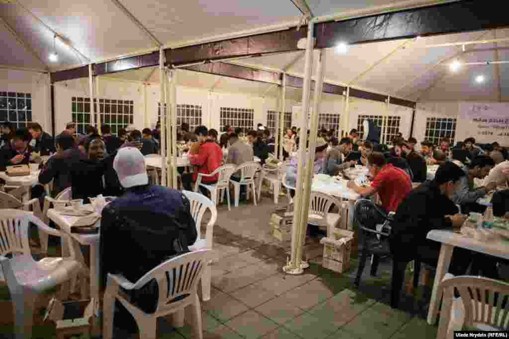 Ауызашарға жиналған жұрт.