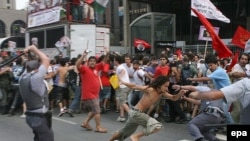 Когда вечером в пятницу Буш прибыл в Уругвай, по другую сторону границы, в Аргентине, состоялась массовая акция протеста против его поездки по Латинской Америке