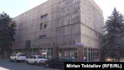 Михаил Фрунзенин үй музейинин тышкы көрүнүшү. Бишкек, 1-сентябрь, 2014.