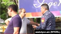 Начальник полиции беседует с оппозиционным депутатом Николом Пашиняном