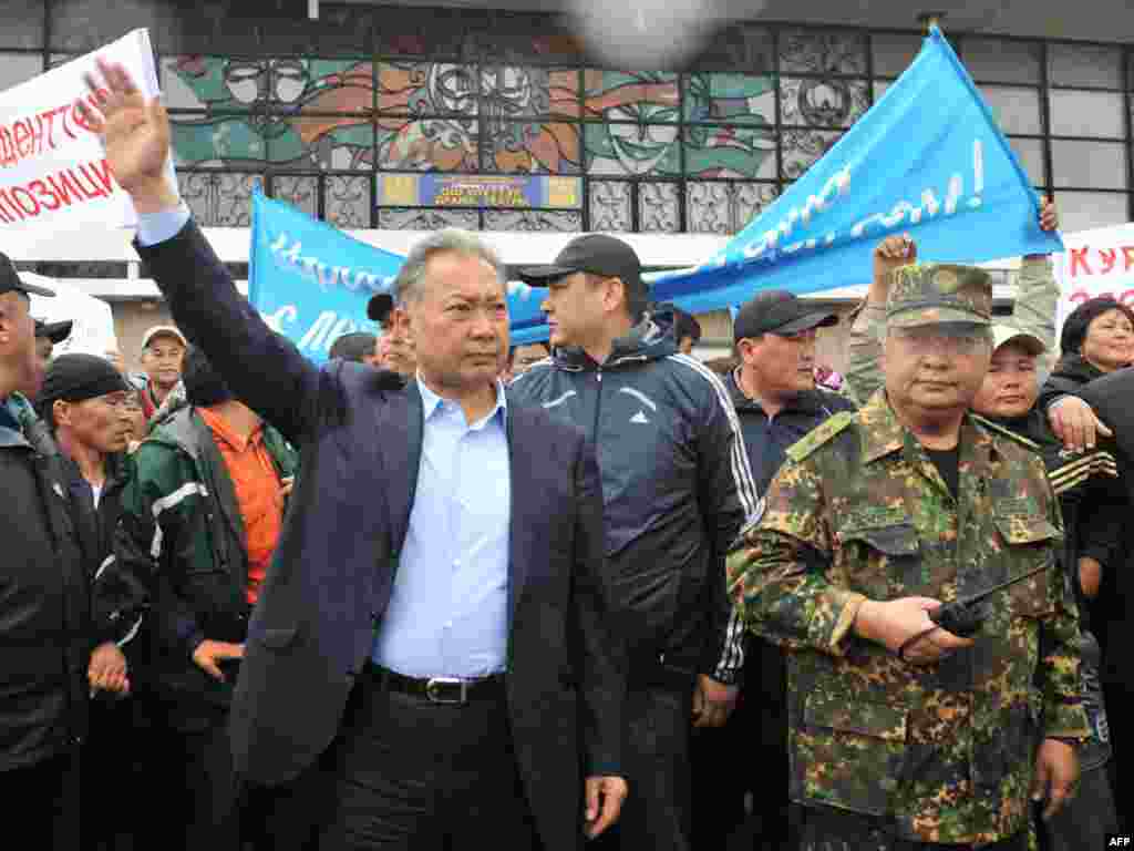 Апрель окуясында бийликтен кулатылган Курманбек Бакиев Оштогу митингде. 15-апрель, 2010-жыл