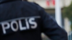 Aktiwistler üçin 'gül' we öli pişik. Stambulda türkmen aktiwistiniň öýüne polisiýa reýd geçirdi