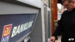 Ирландцы снимают наличные из банкоматов