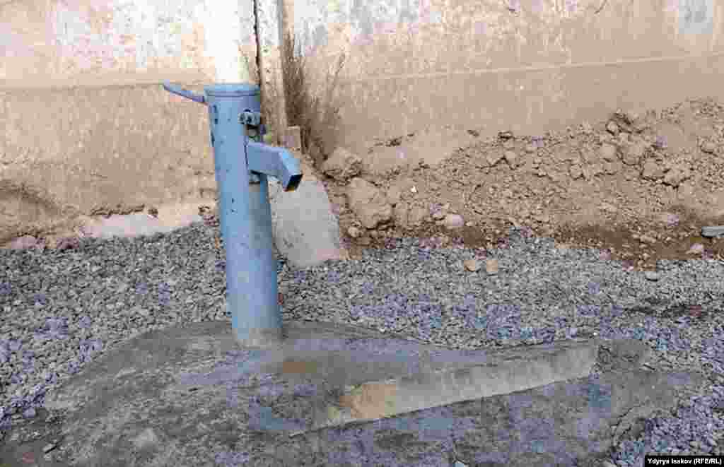 Дача айылынын бир бөлүгүнө быйыл суу бериле баштады. Бирок 5 миңдей эл жашаган айылдын баары таза суу менен толук камсыз боло элек.