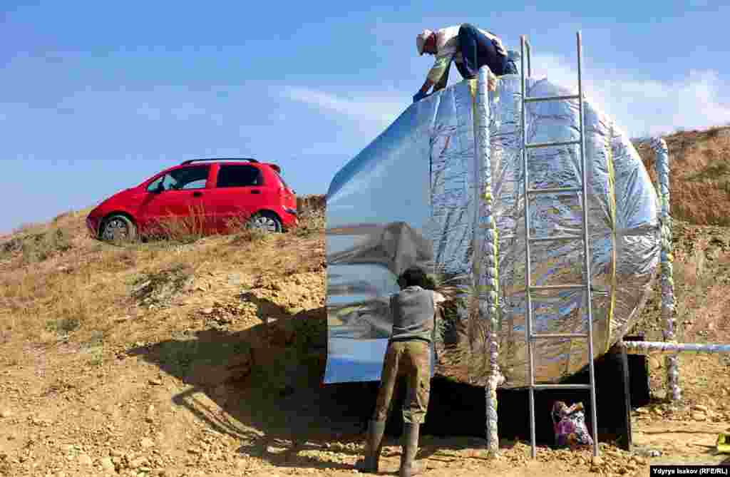 Мурда Ош шаарына да, Кара-Суу районуна да карабаган Дача айылынын Ош шаарынын карамагына өткөнүнө үч жыл болду. Учурда Ош мэриясы ал айылга таза суу насосун куруп жатат. Бул айылдагы 5 миңге жакын&nbsp;киши ушул күнгө чейин сууну каналдан алып келишет.&nbsp;