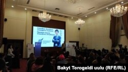 Сыйлык тапшыруу учуру. 