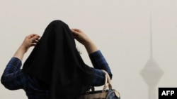 "Экстремисттик уюмдар адатта аялдарды, болгондо да бала жетелеген же кош бойлуу аялдарды үгүт баракчаларын таратууда колдонушат"