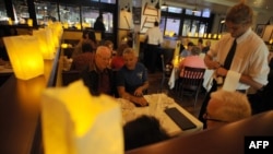 У ресторані The Farm of Beverly Hills у центрі Лос-Анджелеса у США під час «Години Землі» 2009 року влаштували вечерю при свічках