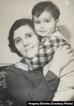 Евгений Жовтис в раннем детстве с матерью