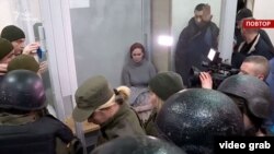 Після того, як вранці 20 грудня Київський апеляційний суд переніс розгляд скарги Кузьменко на арешт на 24 грудня, зокрема через неявку прокурорів у суд, адвокат і група підтримки Кузьменко протягом кількох годин блокували залу судових засідань