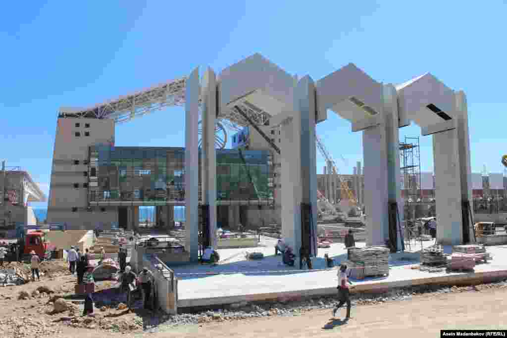 Азыр курулуш иши кызуу жүрүп жаткан убагы.