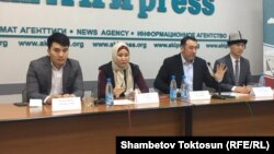 Участники пресс-конференции, на которой было заявлено о создании партии «Нур». 