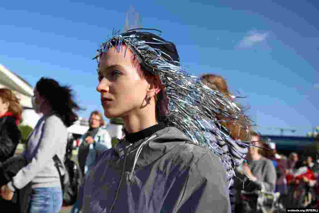 Сёньняшні &laquo;Жаночы марш&raquo; абвясьцілі &laquo;бліскучым&raquo;. Жанчыны ўпрыгожваюць сябе бліскаўкамі і прыходзяць у яркім адзеньні