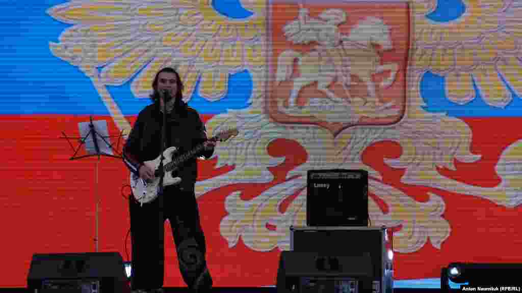 Гимн России для собравшихся спел российский рок-исполнитель Игорь Тальков-младший, который со сцены призывал &laquo;украинцев и русских прекратить войну&raquo;. Он также спел спесню &laquo;Украина и Россия&raquo;, в которой назвал участников Евромайдана &laquo;стадом баранов&raquo;