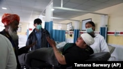 یک خانم سیک که در حمله افراد وابسته به گروه داعش بر درمسال سیک‌ها در منطقه شوربازار شهر کابل زخمی شده برای تداوی به یکی از شفاخانه های شهر کابل منتقل شده است March 25, 2020