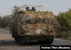 Українські військовослужбовці на БТР M113, оснащеному решіткою для захисту від ударних дронів армії РФ, поблизу Костянтинівки, Донецька область, 24 серпня 2025 року