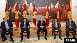 ЦАРИнин түптөөчүсү Макис Бакиев камандасы менен. (Учкун Ташбаев оңдон экинчи)