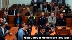 На цьому відеокадрі 2019 року підсудні під час винесення первісного вироку, який так і не набув чинності і нині скасований