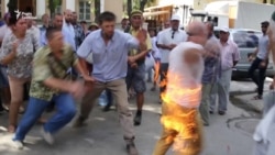 У центрі Сімферополя чоловік намагався вчинити самоспалення – відео