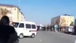 В Нукусе жители перекрыли дорогу из-за невыплаты зарплат