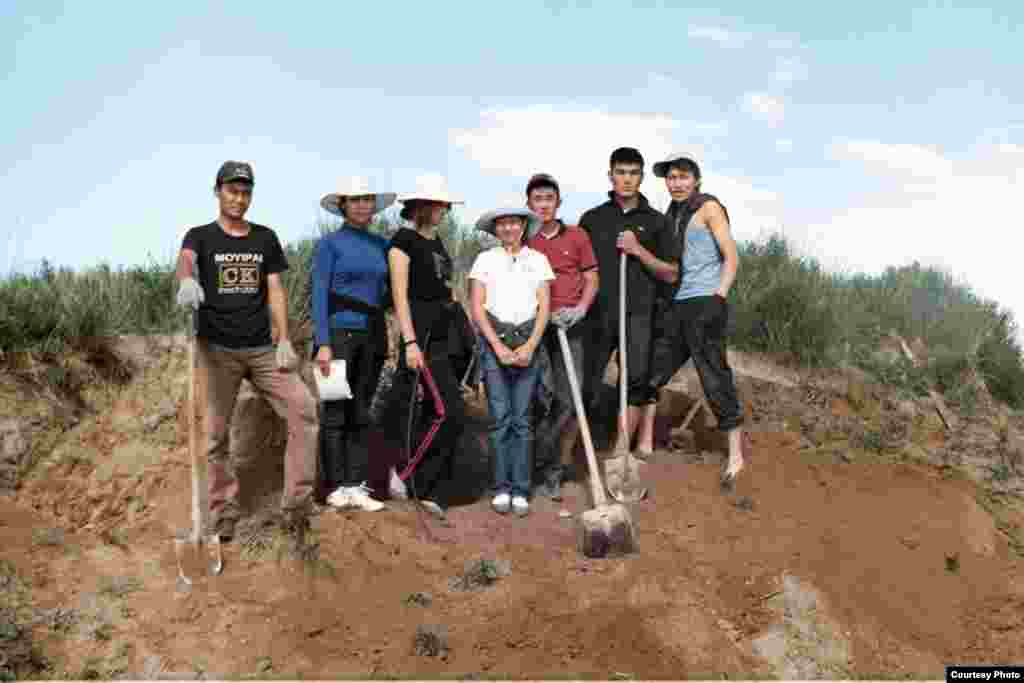 Студенты КНУ во время раскопок. Городище Тёрт-Кюль (Кочкор-Башы). 2011. - Студенты Кыргызского национального университета, принимавшие участие в раскопках городища Тёрт-Кюль (развалин караханидского города Кочкор-Башы). Фото археолога Ороза Солтобаева. 01.7.2011.
