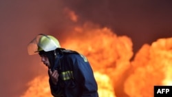 Під Києвом продовжують горіти резервуари з нафтою (фотогалерея)