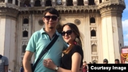 Торегельды Тоулебай и его жена в Индии. Фото из личного архива. 