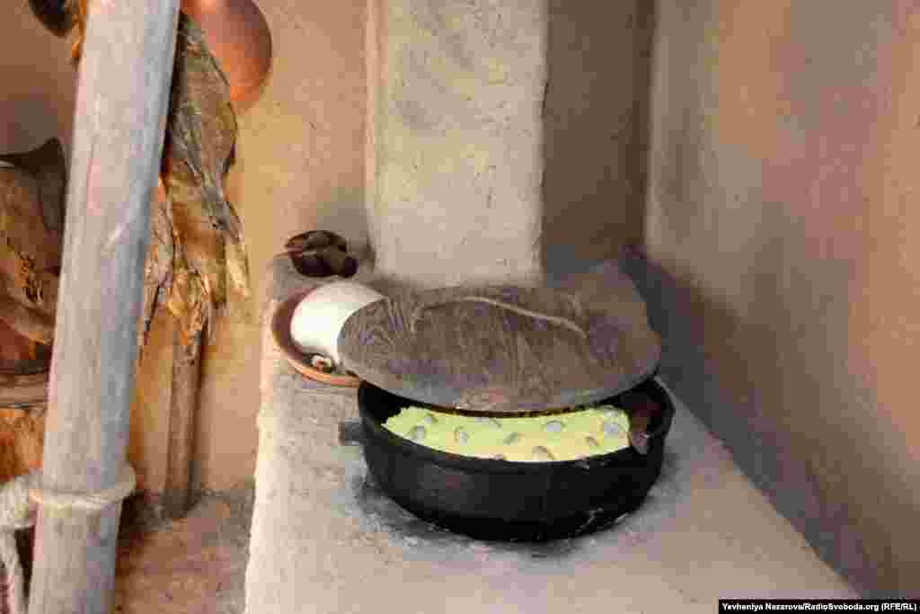 У сінях козаки облаштовували куток для курінного кухара. Обов&rsquo;язкова його складова піч із відкритим вогнем, так звана кабиця, та казан