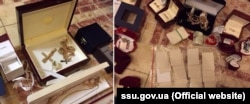 Коштовності, знайдені під час спецоперації у першого заступника начальника Головного слідчого управління Генпрокуратури Володимира Шапакіна і заступника прокурора Київської області Олександра Корнійця, 5 липня 2015 року
