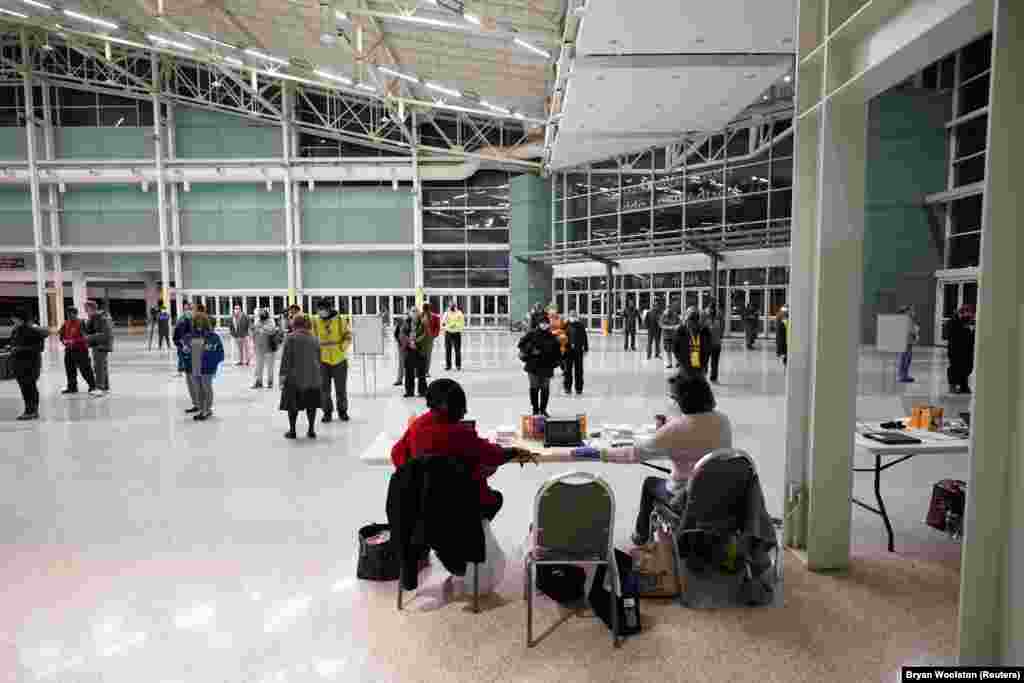 Кентуккинин Луисвилл шаарындагы көргөзмө борборуна добуш берүү үчүн келгендер, 3-ноябрь 2020-жыл.&nbsp; &nbsp;