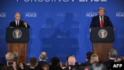 Президент России Владимир Путин и президент США Дональд Трамп после встречи на Аляске, 15 августа 2025 года 