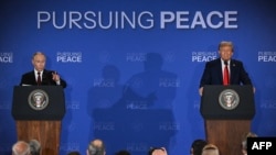 Дональд Трамп жана Владимир Путин Аляскадагы сүйлөшүүдөн соң билдирүү жасап жатышат. 15-август, 2025-жыл