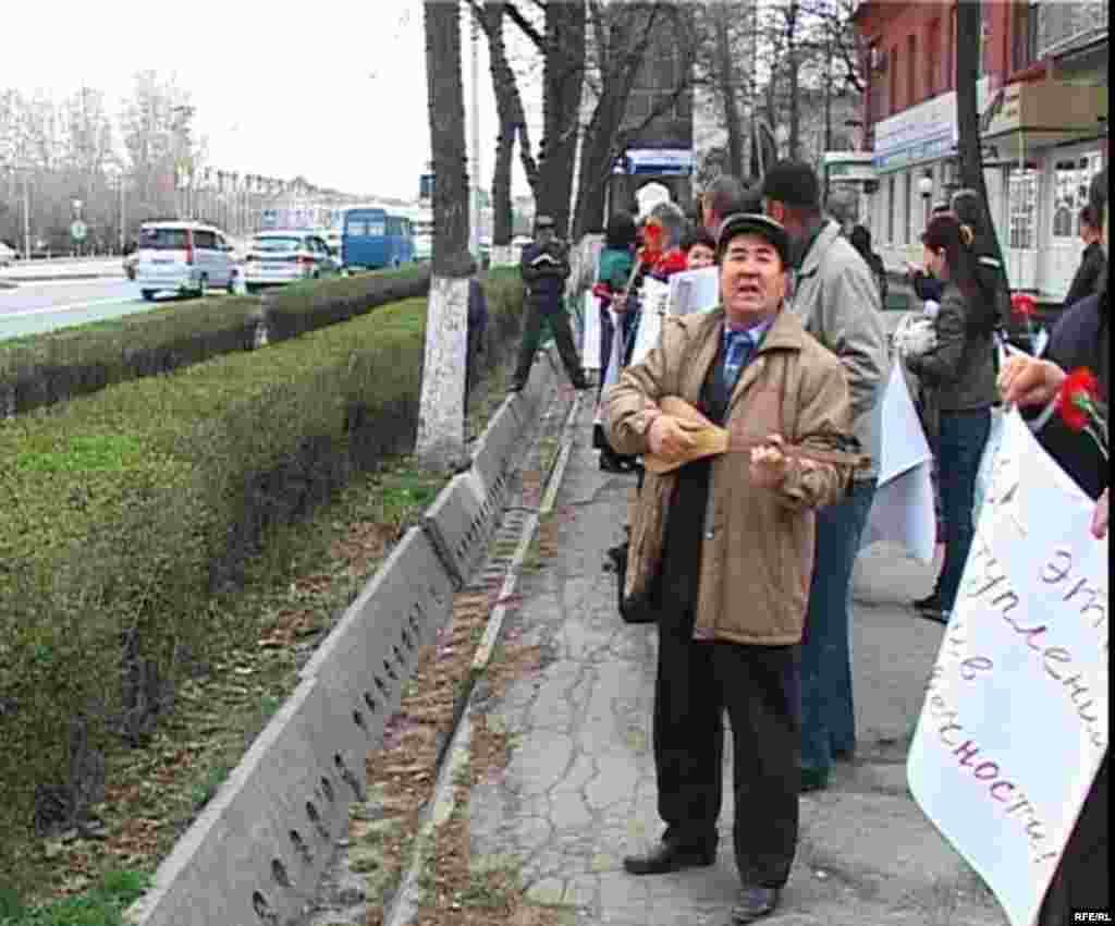 Өкмөт үйүнүн алдында Аксы окуясын эскерген реквием пикет түрүндө өттү. Ага “Аксы окуясы унутулбайт!”, “Элге атылган ок эне сүтүн сатканга барабар!” деген ураандар жазылган плакаттарды кармаган 100 гө чукул киши катышты. Негизинен оппозициялык БЭКтин мүчөлөрү, жарандык коомдун өкүлдөрү бийлик баары бир 2002-жылы 17-18-мартта элге карата ок аткандыгы үчүн жооп берет, деп белгилешти.