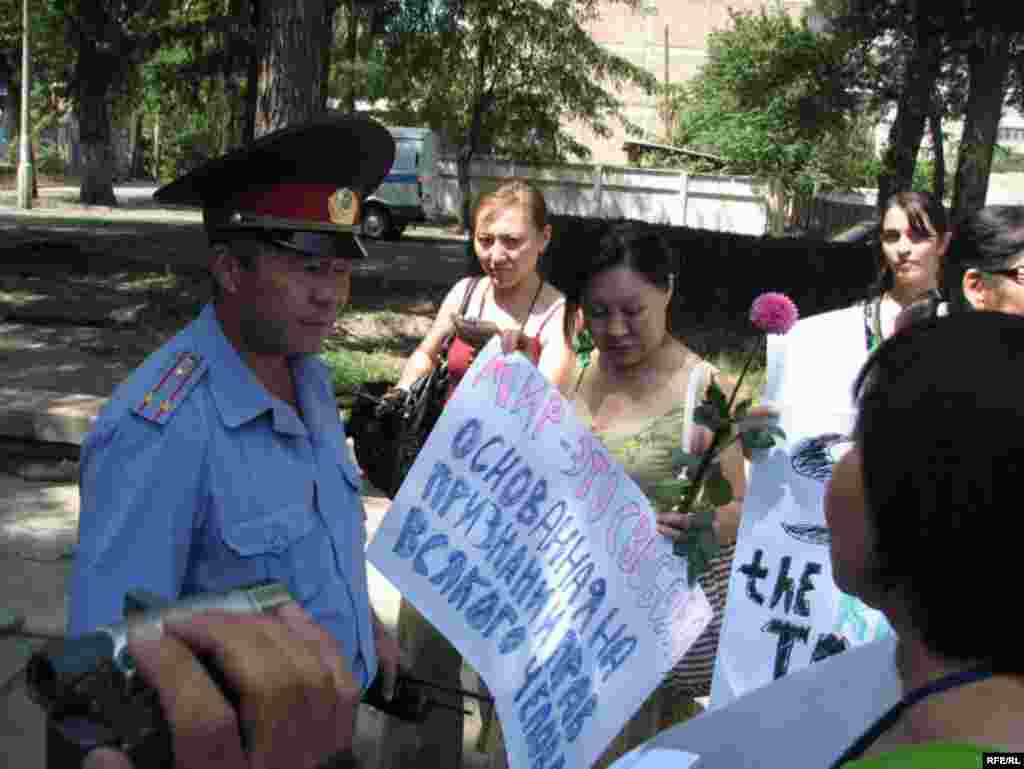 Укук коргоочуларды милиция кармап кетти - Биринчи май РИИБинин жетекчисинин орун басары, подполковник Таалайбек Шатманов  укук коргоочуларга жөө жүрүш мыйзамга жатпастыгын эскертти. 