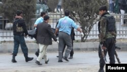 انتقال جسد یک قربانی انفجار در شهر کابل توسط پولیس