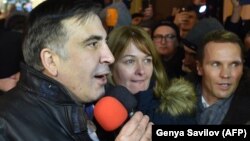 Ազատ արձակված Միխեիլ Սաակաշվիլին դատարանի շենքի առջև զրուցում է լրագրողների հետ, 11-ը դեկտեմբերի, 2017 թ․ 