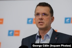 Ionut Mosteanu sustțne declarații de presă la Palatul Parlamentului pe 2 septembrie 2021.