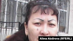 Сымбат Хамзина, пострадавшая от квартирных мошенников, перед зданием городского суда. Актобе, 31 января 2011 года.  