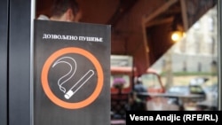 В Белграде кафе завлекают посетителей сообщениями "курить разрешено"