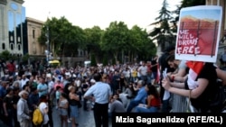 Представители партий на митингах выступают в роли «слушателей», в то время как самим процессом управляет молодежь