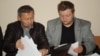 Гражданский активист Есенбек Уктешбаев (слева) и юрист Дмитрий Сазонов  на заседании Экономического суда города Алматы по коллективному иску нескольких НПО, защищающих интересы "ипотечников", к банкам второго уровня. Алматы, 17 октября 2014 года. 