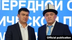 «Ата-Журт Кыргызстан» партиясынын лидери Айбек Маткеримов жана Улуттук коопсуздук боюнча мамлекеттик комитеттин төрагасы Камчыбек Ташиев. Сүрөт 2020-жылы «Мекенчил» партиясынын курултайында тартылган.