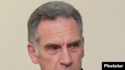 Чрезвычайный и Полномочный посол Франции в Армении Анри Рено на пресс-конференции, Ереван, 30 мая 2011 г.